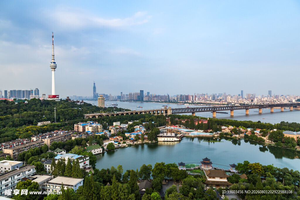 城市湖畔风光全景图