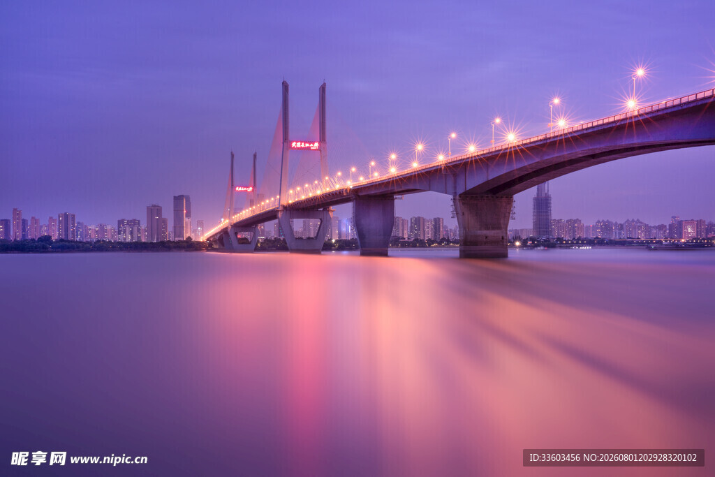 夜幕下的璀璨桥梁美景