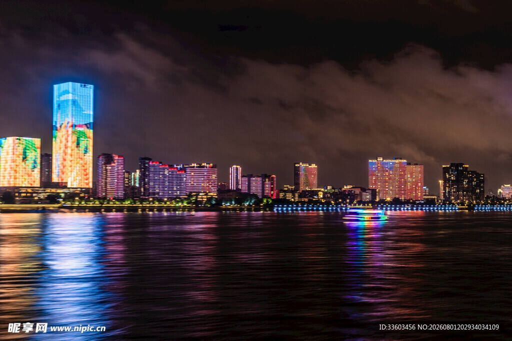 城市璀璨夜景水面倒影迷人