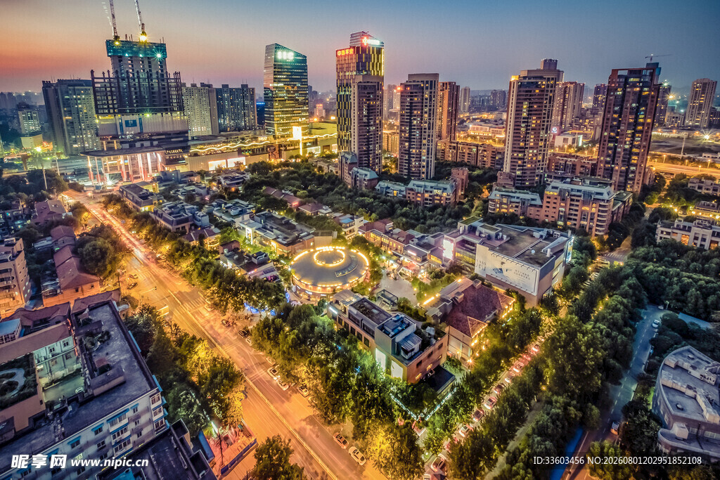 城市黄昏璀璨夜景俯瞰图