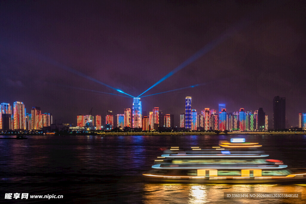 江上游船赏璀璨城市夜景