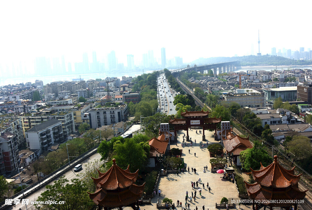 俯瞰中式古建筑与城市景观