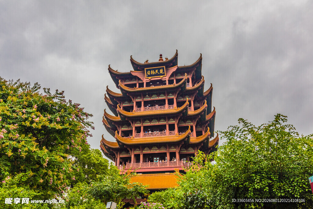 中式古塔屹立于绿树间