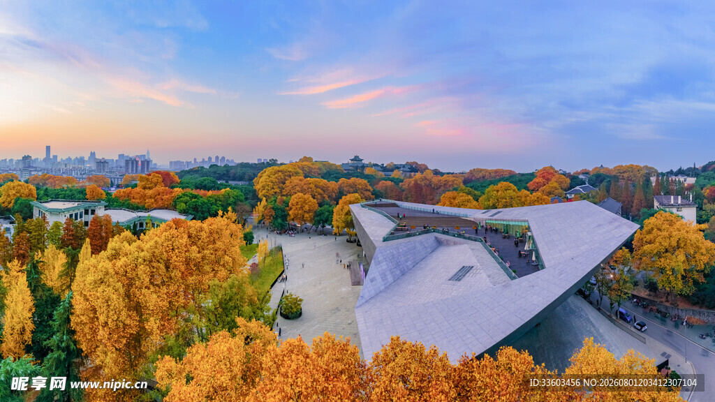 秋日湖畔建筑美景