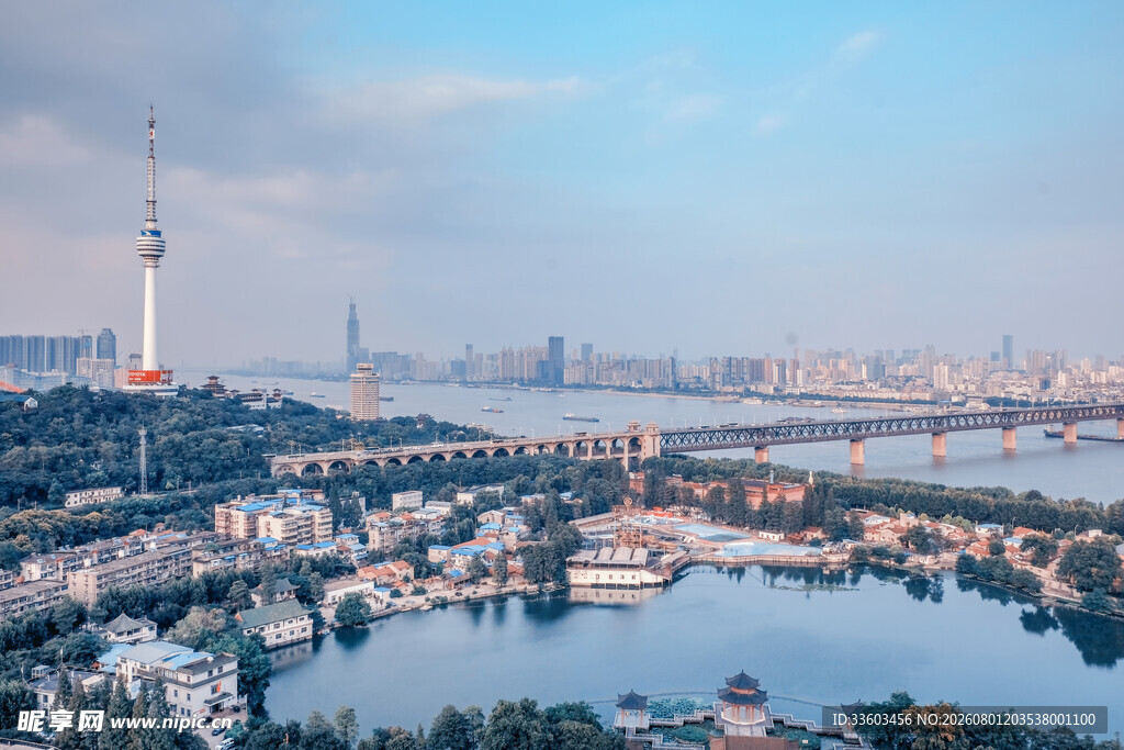 城市湖畔风光全景
