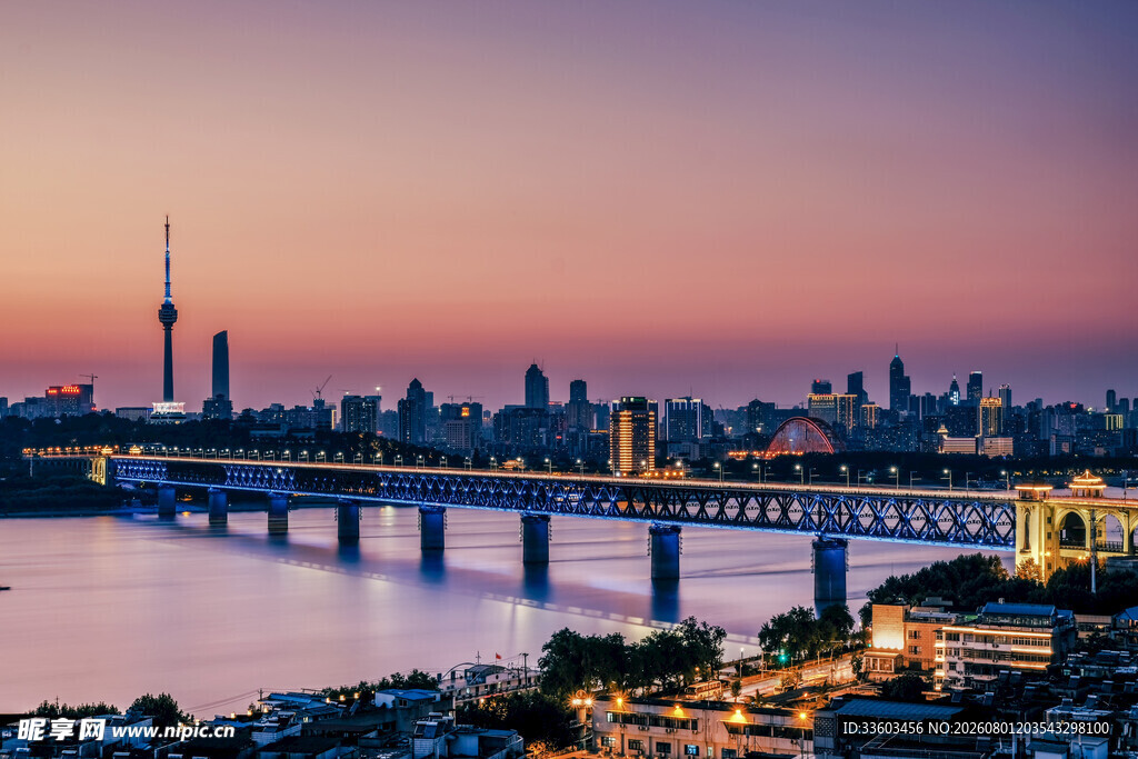 城市黄昏江畔桥梁夜景图
