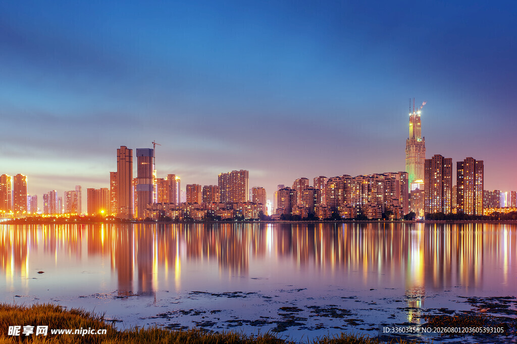 城市璀璨夜景倒映于水面