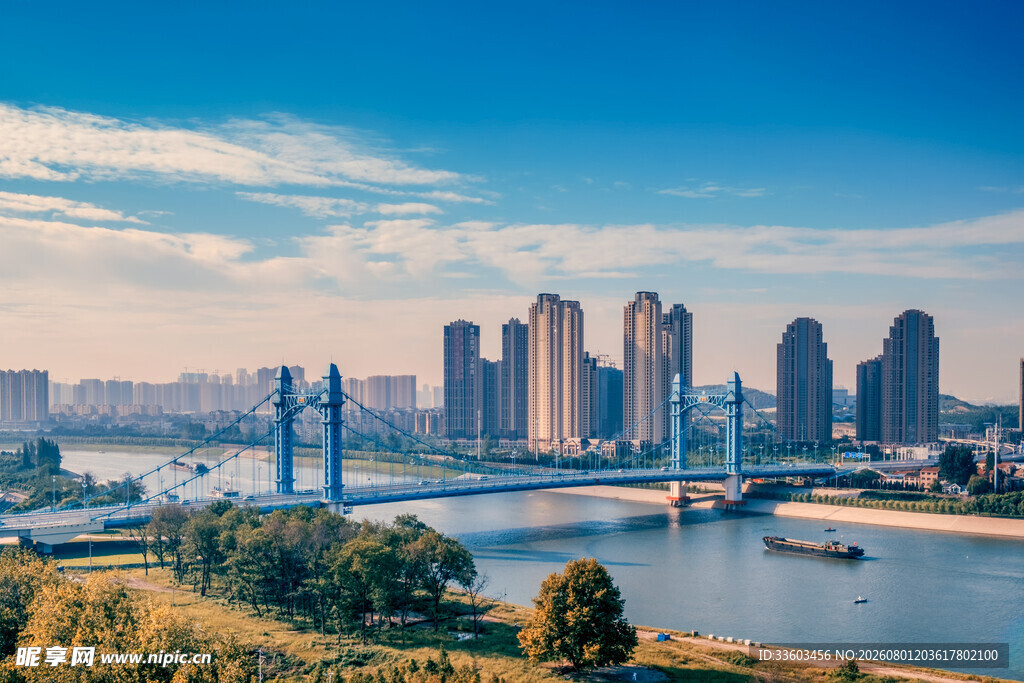 城市河畔高楼美景