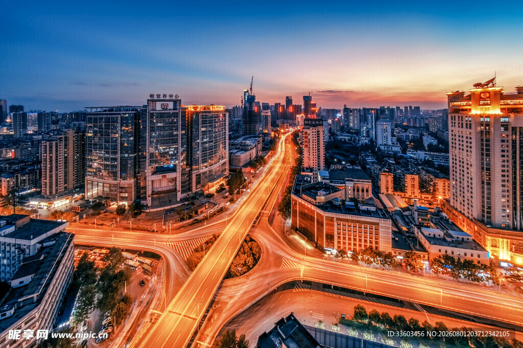 城市黄昏下的繁华立交桥