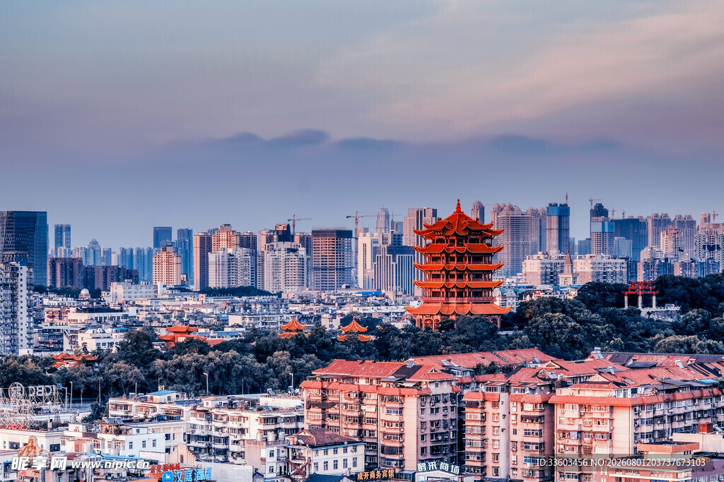 城市中的古典塔楼景观