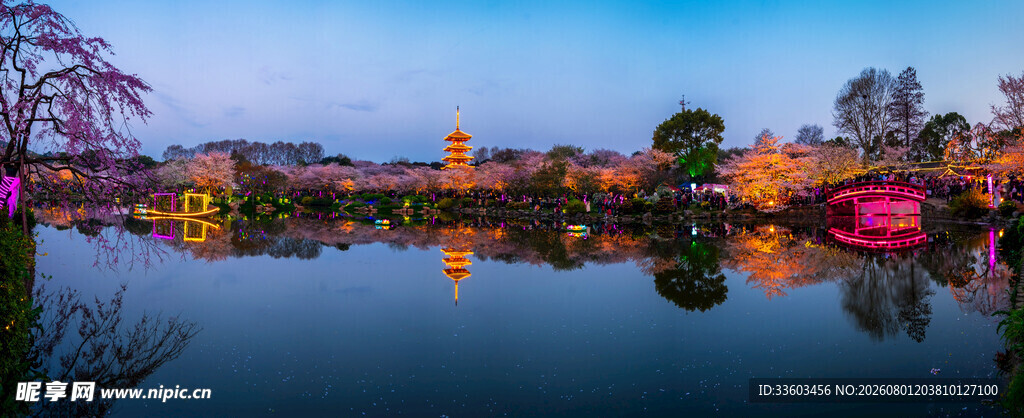 湖畔夜景绚丽灯光映湖水