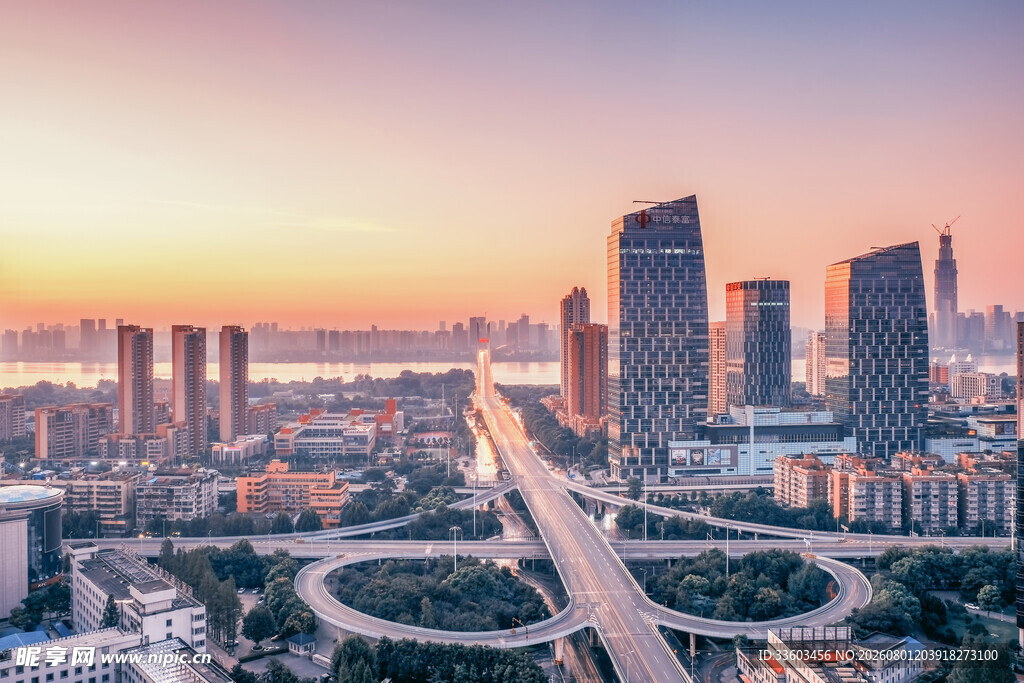 城市黄昏天际线与高架桥