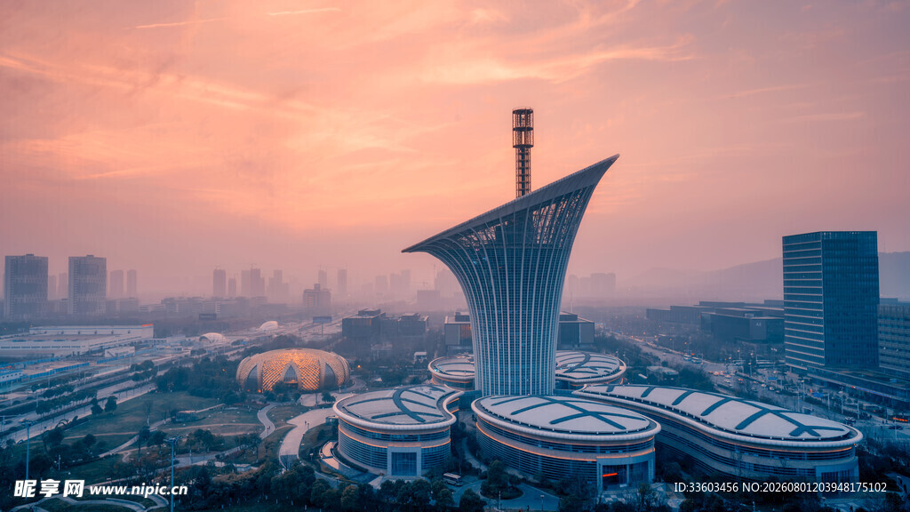 黄昏下的城市独特建筑景观