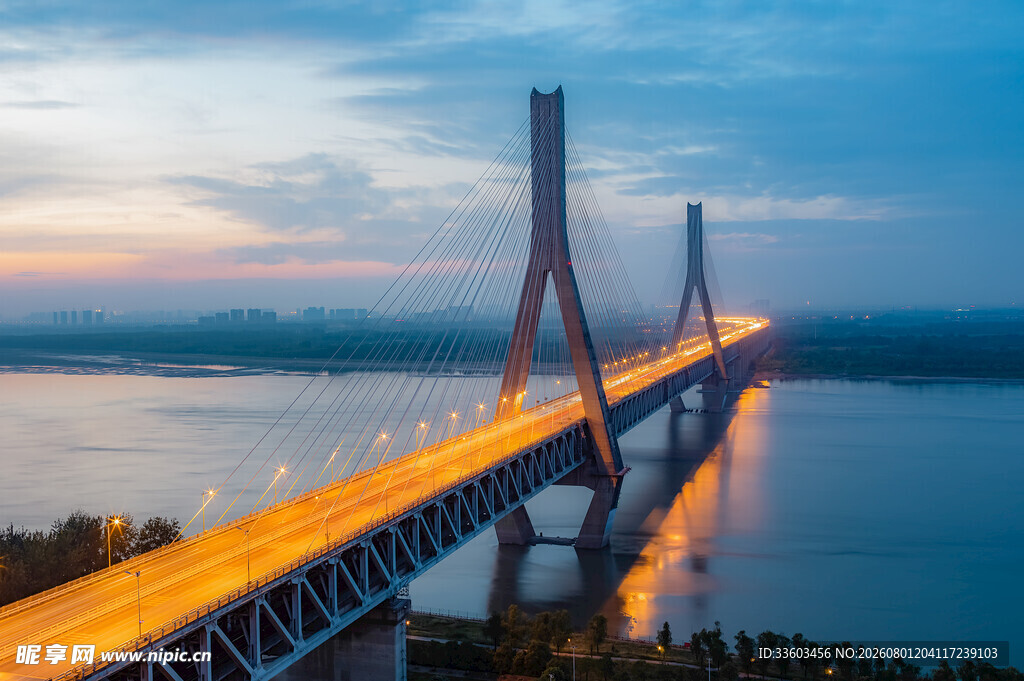 黄昏下的跨海大桥美景