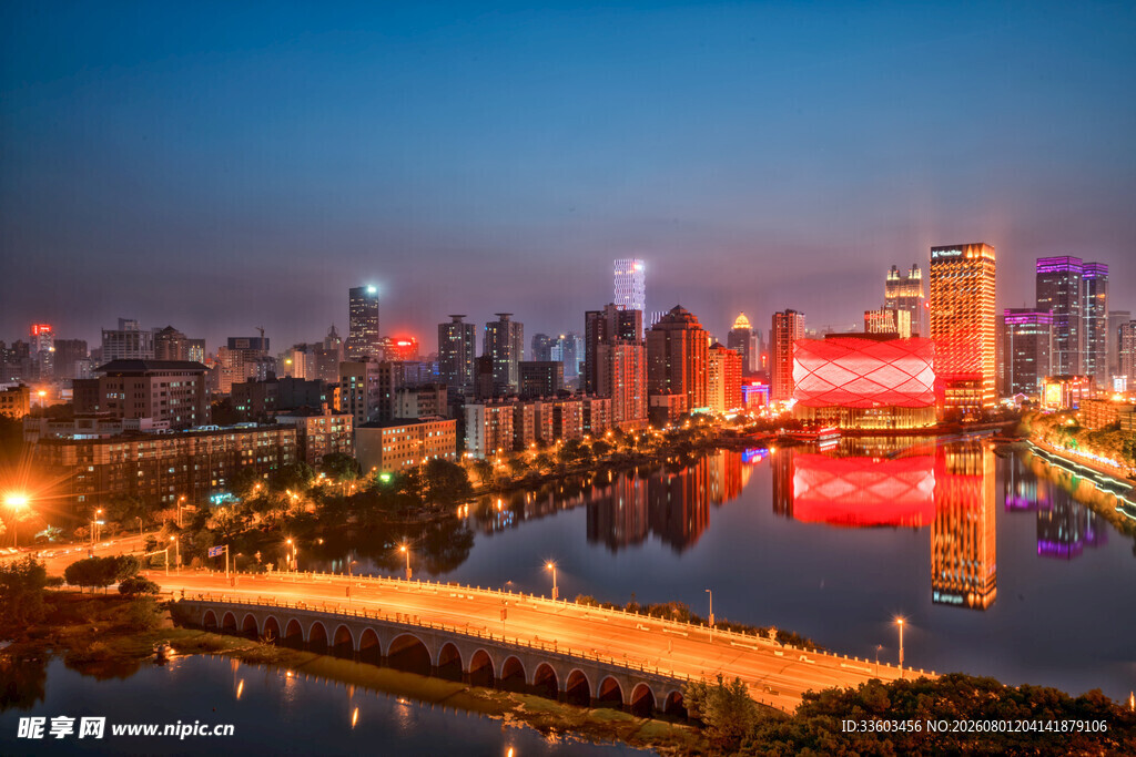 城市璀璨夜景下的河畔风光