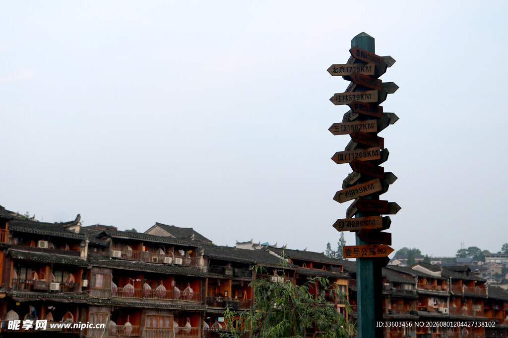 古建旁的多层塔式景观