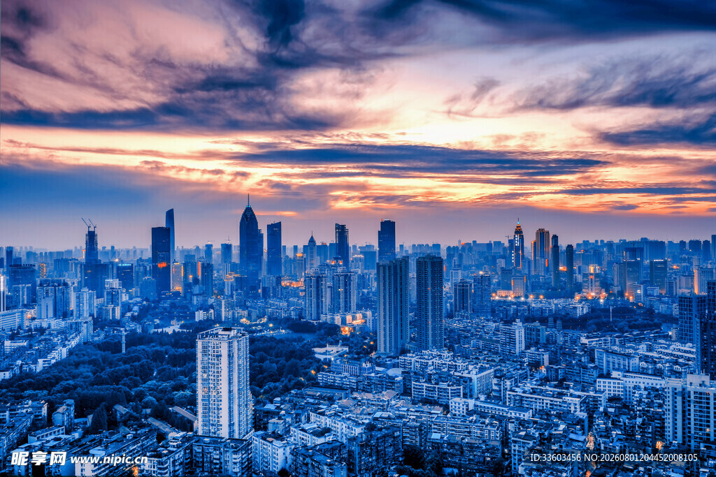 城市黄昏天际线壮丽景观