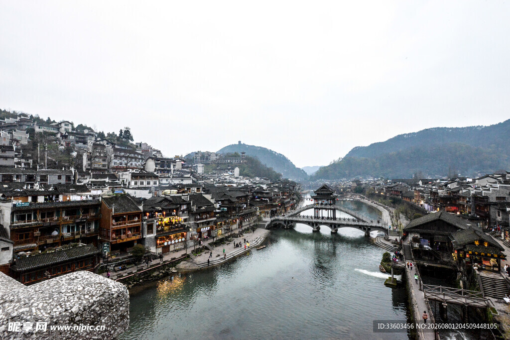 凤凰古城河畔古朴景致