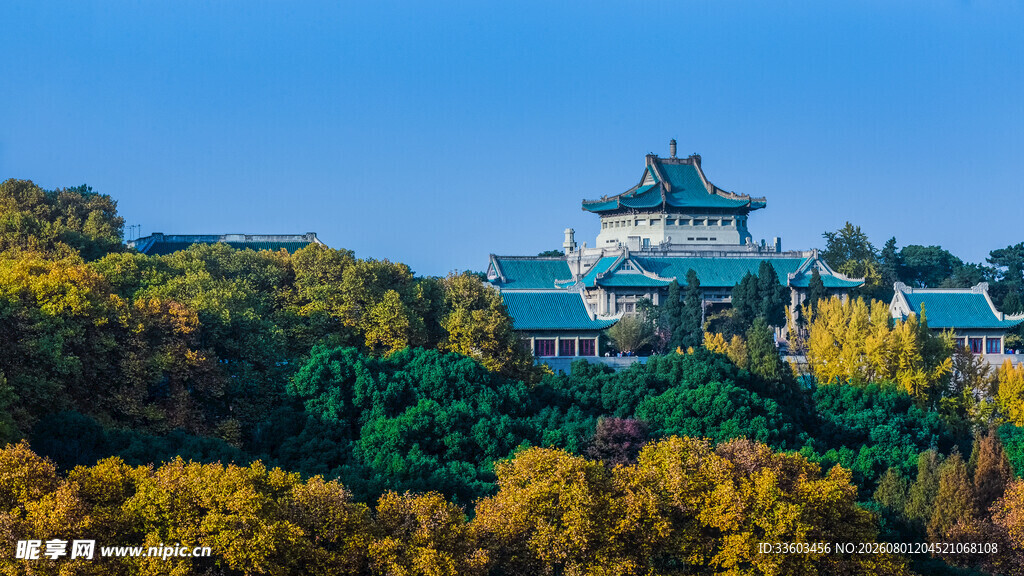 秋日山林中的古建筑风光