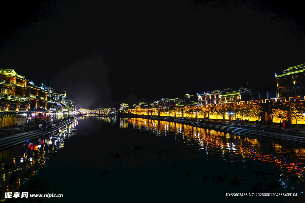 夜晚河畔璀璨灯火夜景
