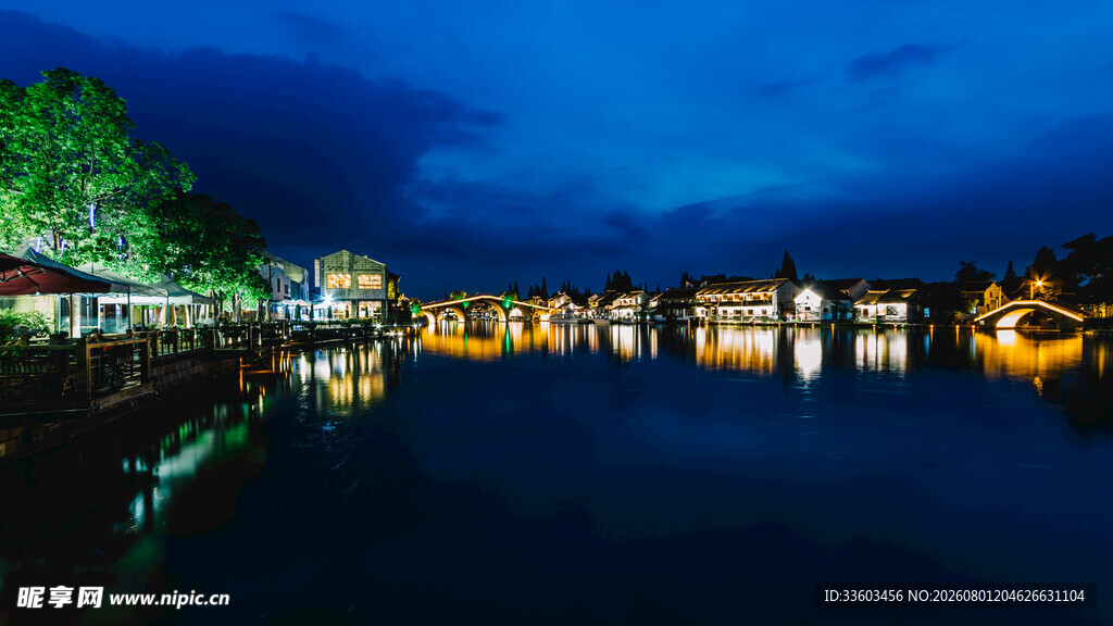 湖畔夜景灯火璀璨