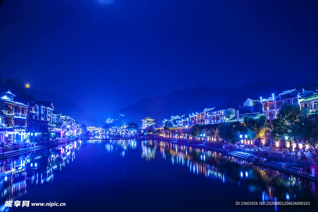 河畔璀璨夜景波光倒影