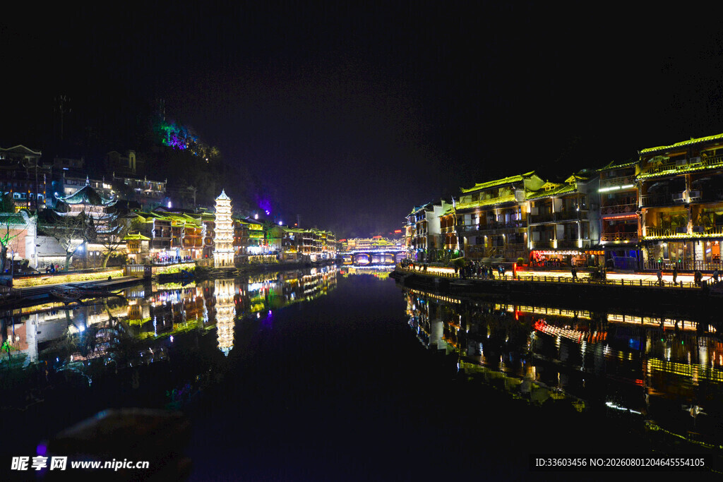 水乡夜景璀璨灯火映河面