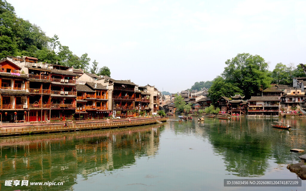 水乡古镇沿河建筑风光