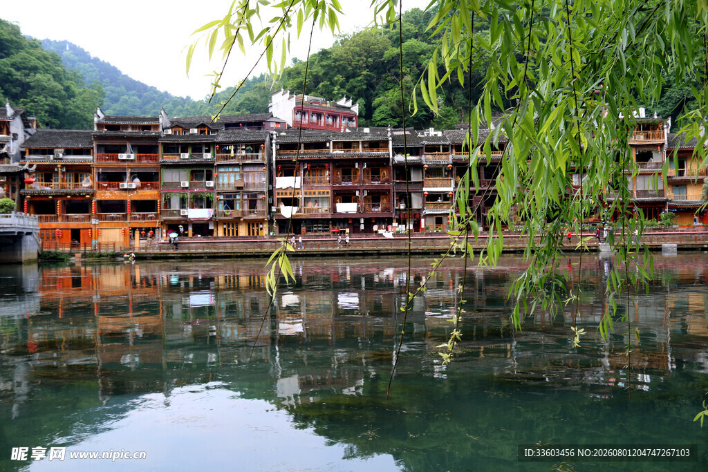 水乡吊脚楼静谧山水风光