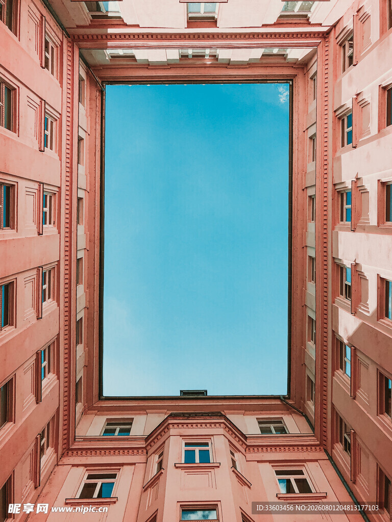 仰视红砖建筑间的蓝天