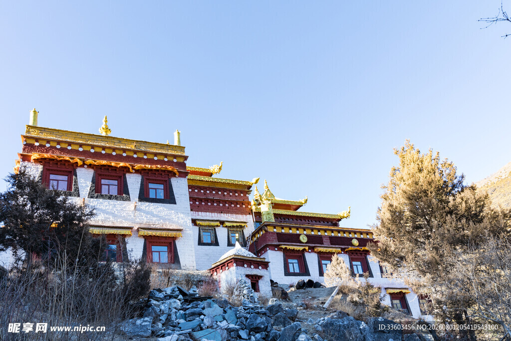 藏式寺庙建筑蓝天雪景相伴