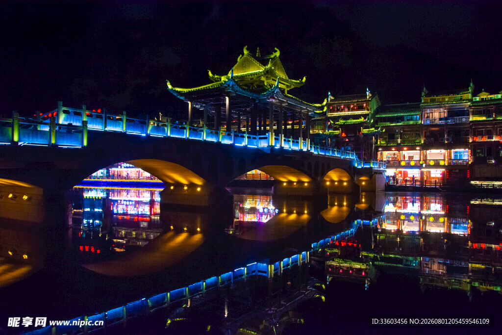 古桥夜景璀璨灯光映水韵