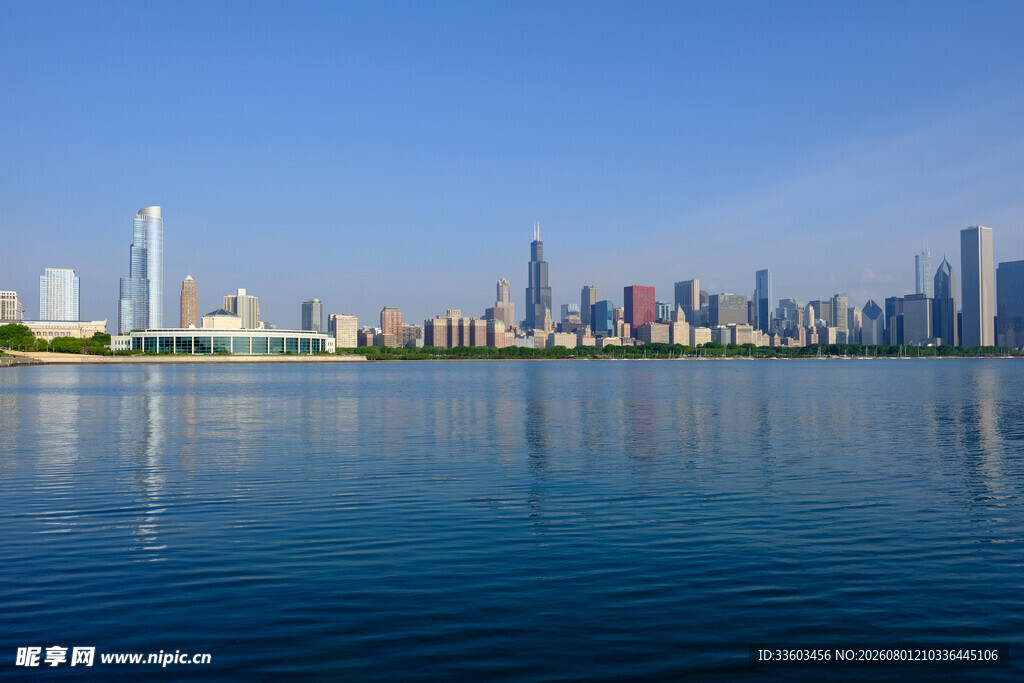 湖畔都市天际线美景