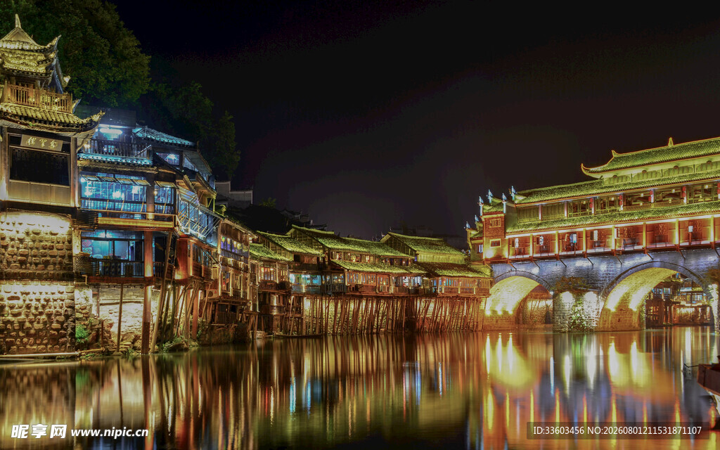 古桥夜景璀璨灯火映湖面