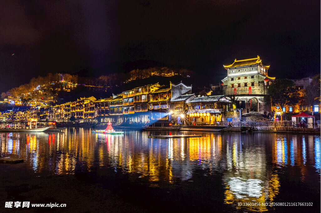 古镇夜景璀璨灯火映水面