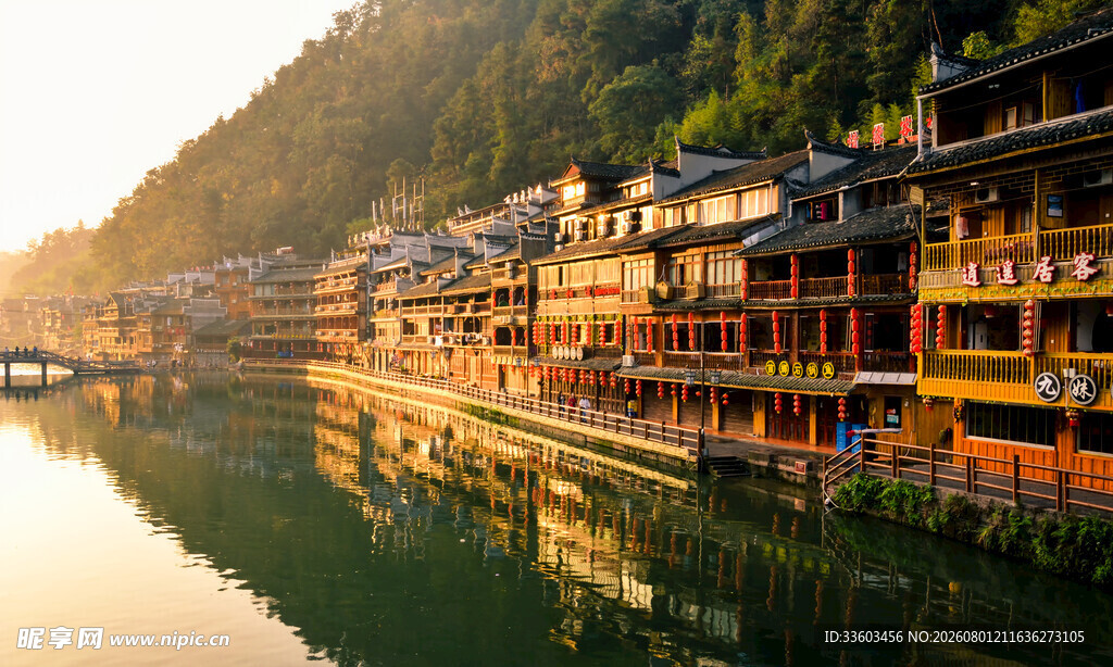 湘西凤凰古城河畔美景