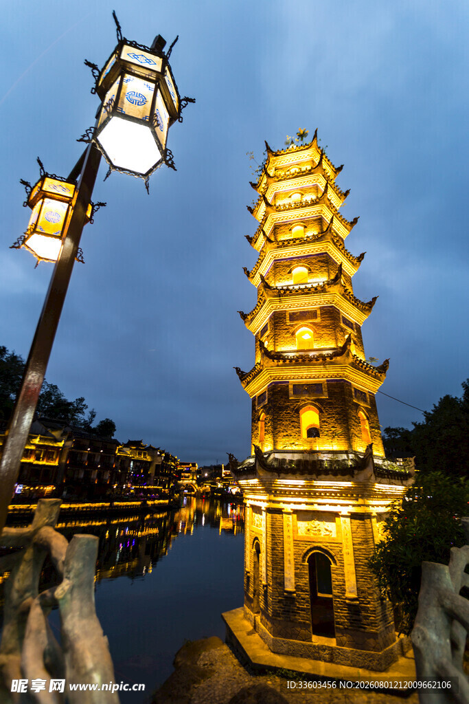 夜幕下的璀璨古塔
