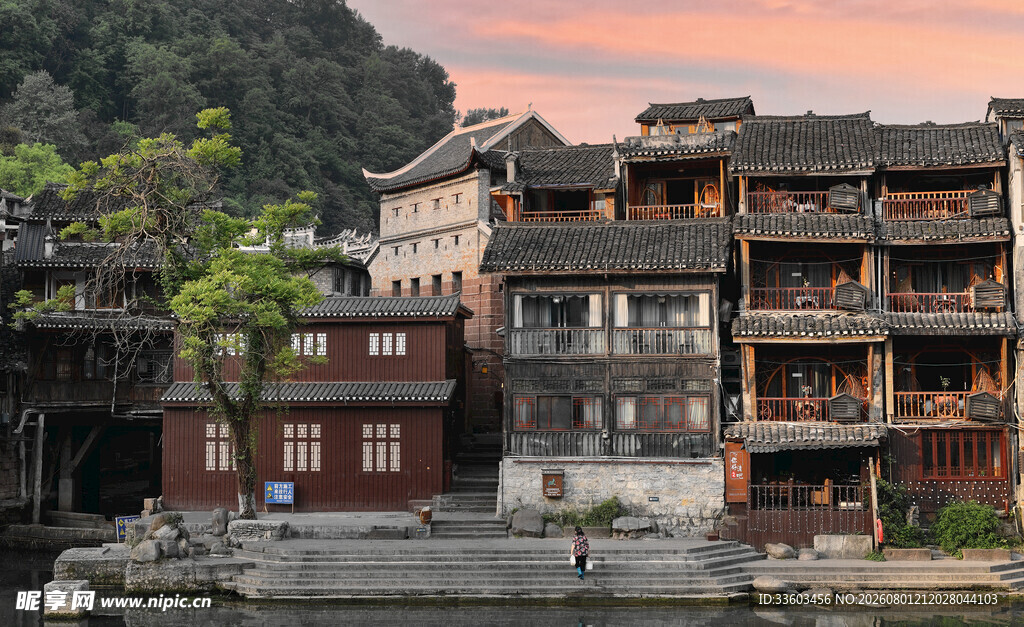 古色古香的江边传统建筑群