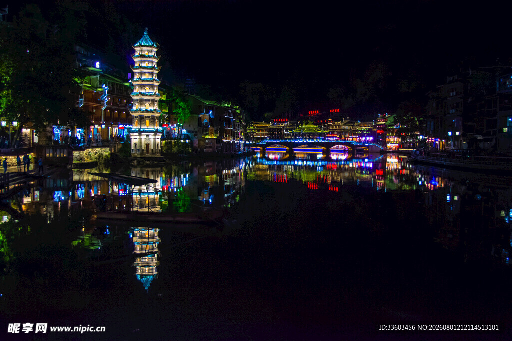 夜晚璀璨古塔与湖景倒影