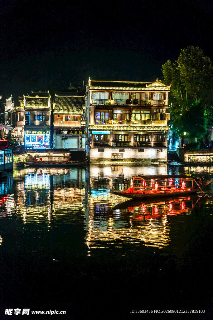 湘西古镇夜景游船倒影