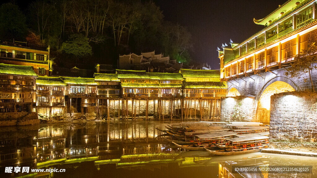 凤凰古城夜景璀璨如画
