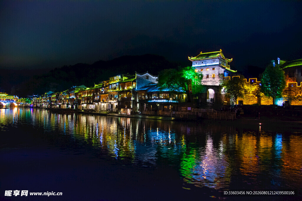 古镇夜景璀璨灯火映水面