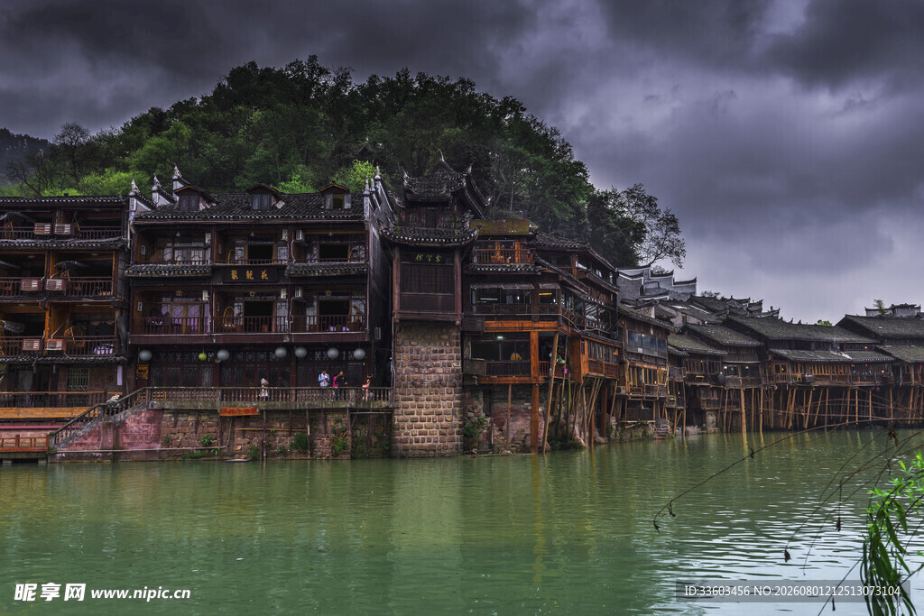 湘西凤凰古城河畔风景