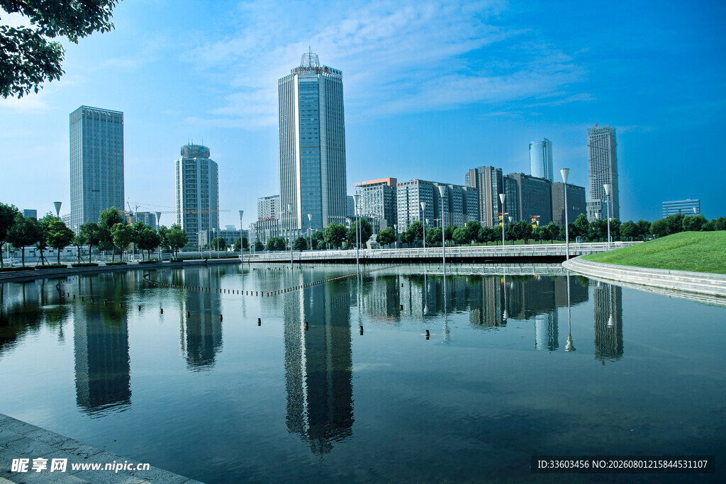 城市湖畔高楼倒影美景