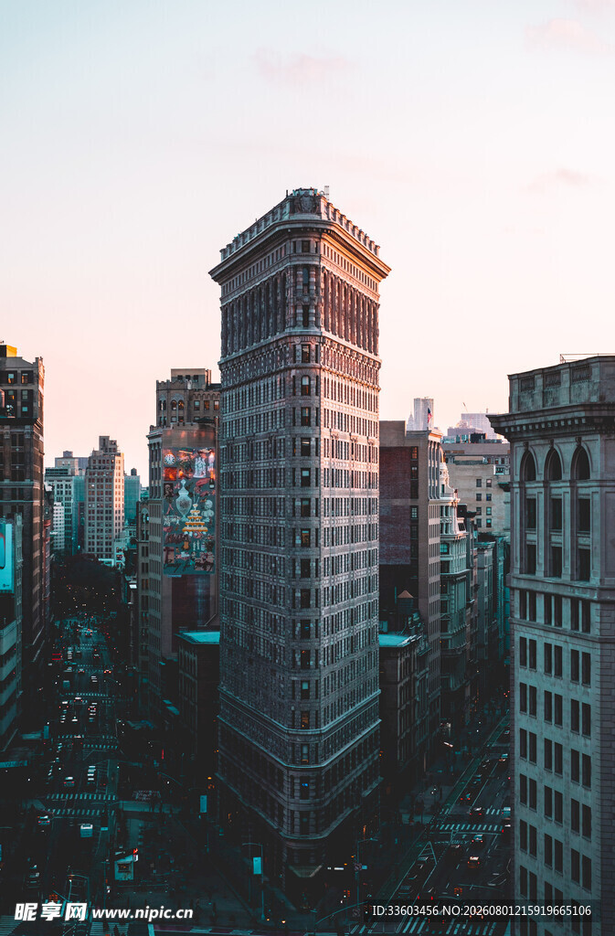城市高楼黄昏景象