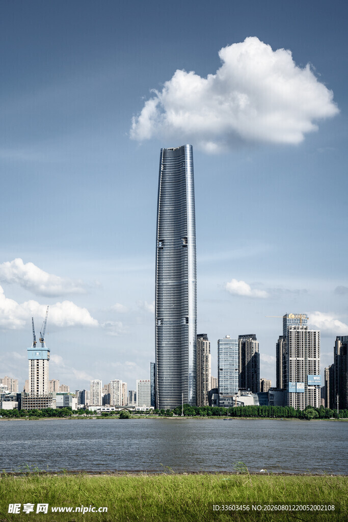 城市河畔的摩天高楼景观