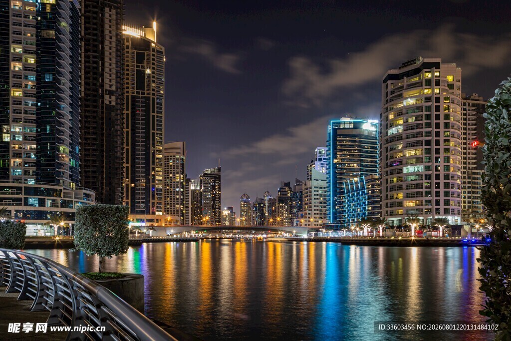 城市河畔璀璨夜景
