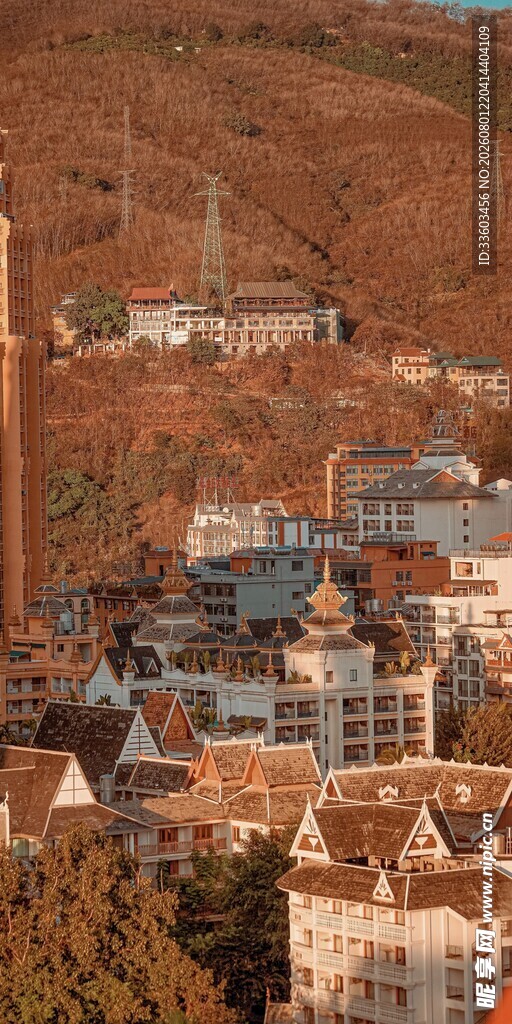 俯瞰山间多彩小镇风光