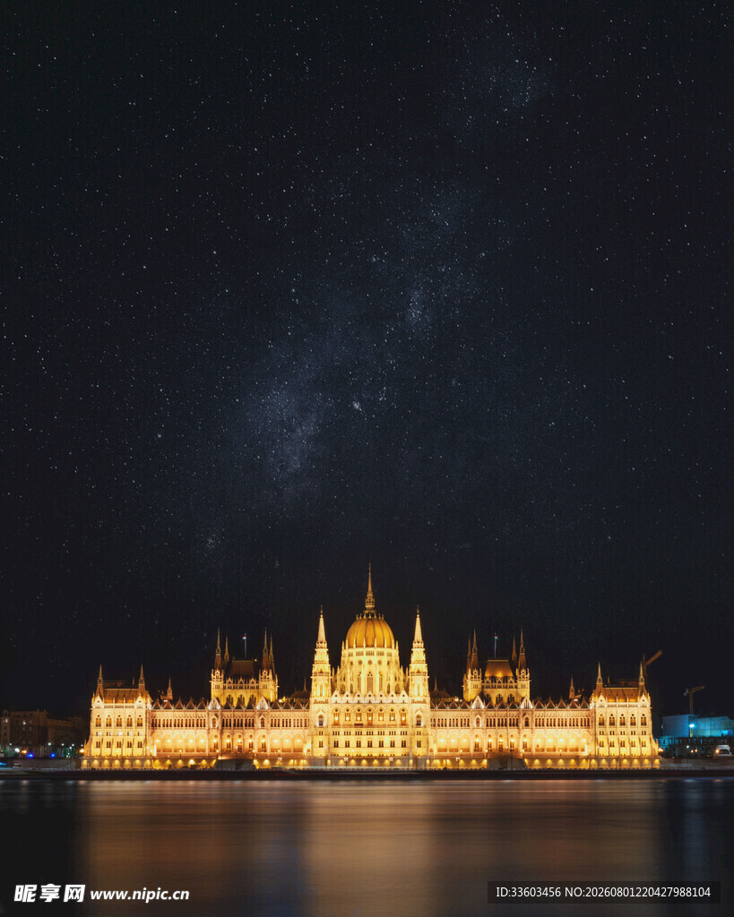 夜晚璀璨的宫殿建筑群