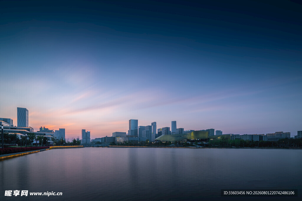 城市湖畔的黄昏美丽景致